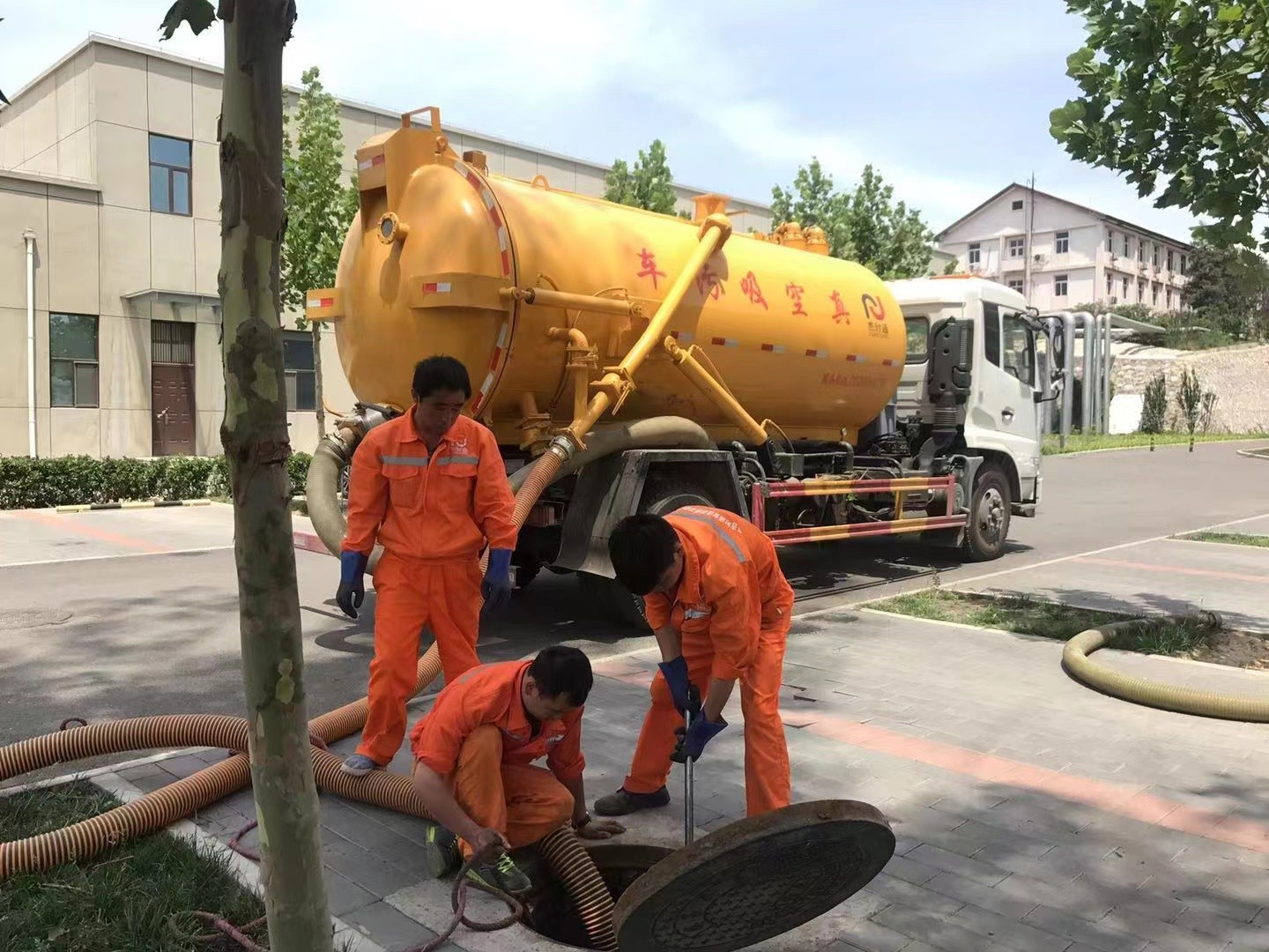 礼泉管道疏通车停在窨井附近