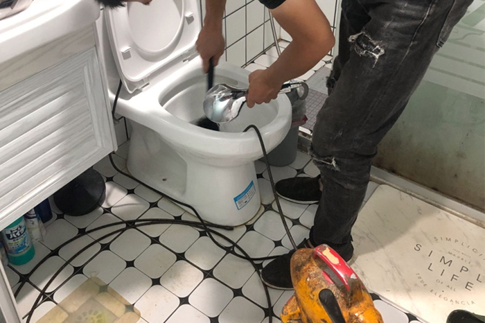 礼泉马桶堵塞自己疏通还是找师傅?专业上门服务让你省时更省心